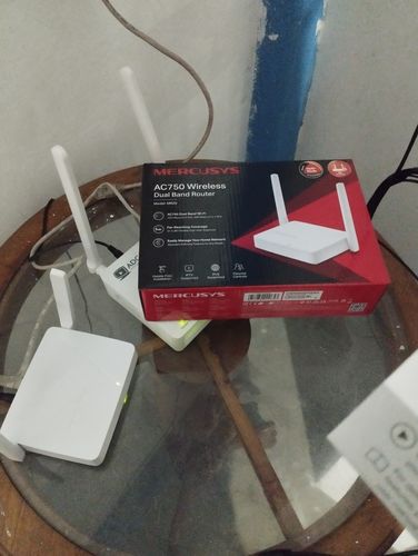 Customer photo review of Router Mercusys MR20 2 antenas Doble Banda AC750 (433 Mbps en la banda de 5 GHz y 300 Mbps en la banda de 2,4 GHz)