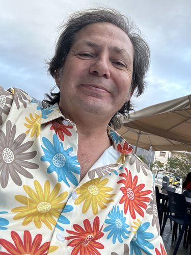 Customer photo review of Chemise à manches courtes de plage d'été décontractée boutonnée à fleurs pour hommes
