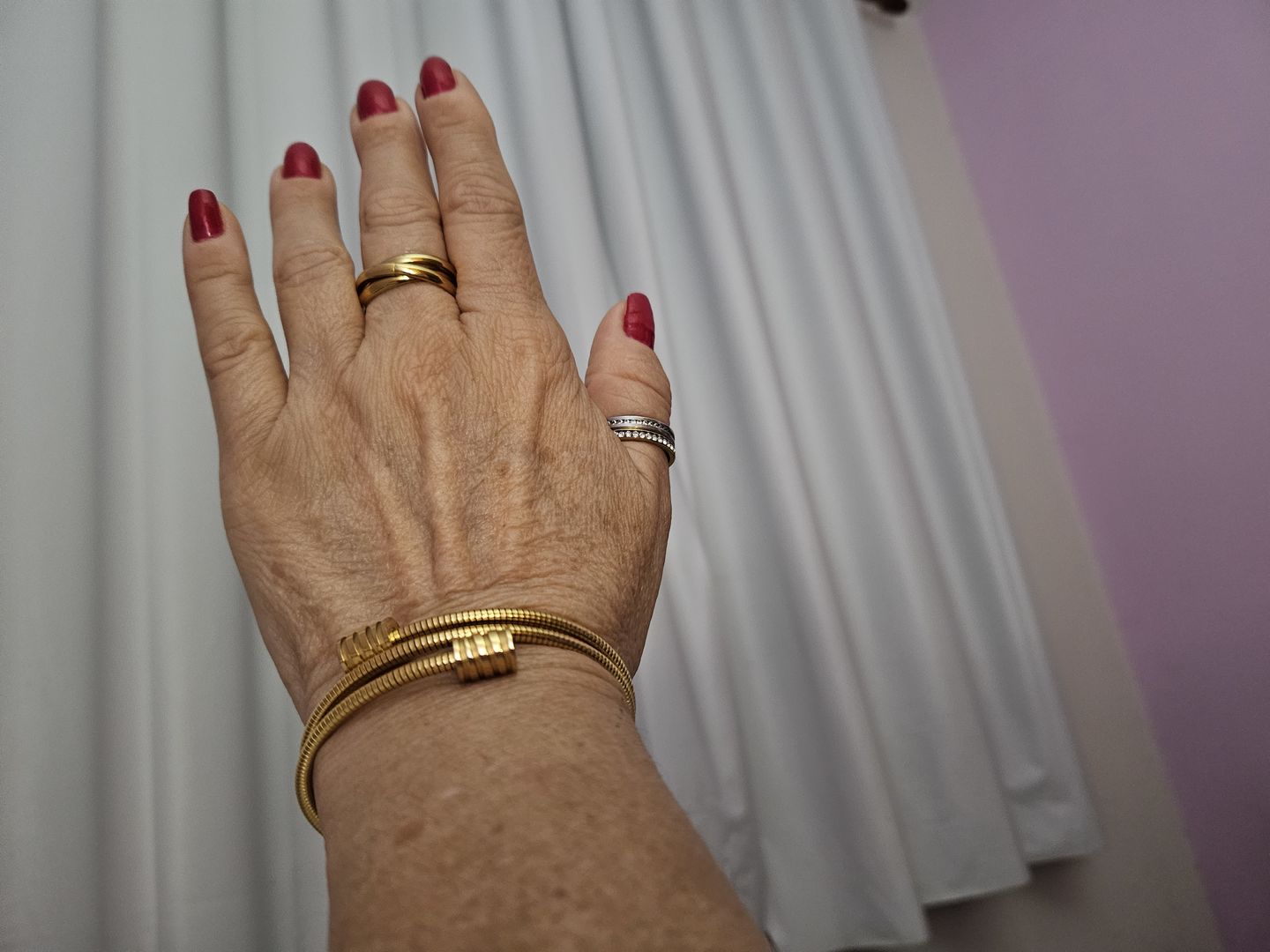 Customer photo review of Pulseira Espiral Tríplice Banhada em Ouro 18K