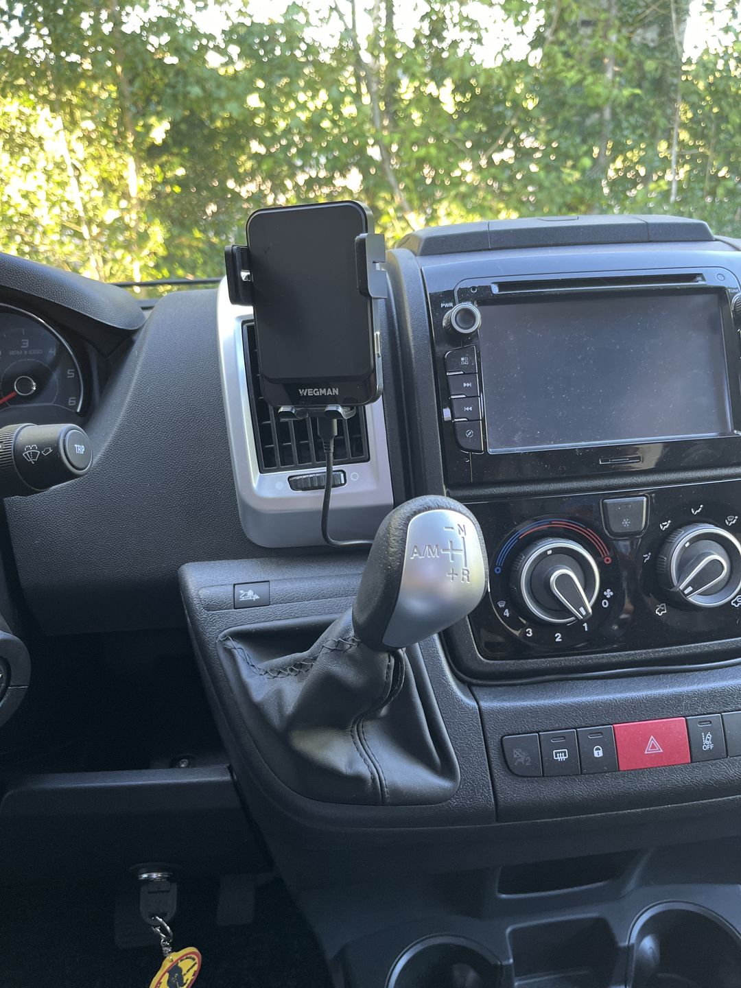 Customer photo review of Wegman Telefoonhouder met QI Draadloze Oplader Auto (15W autolader) - Ventilatierooster, Raam, Dashboard - Magsafe