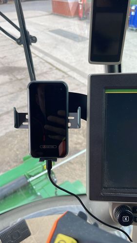 Customer photo review of Gadgetme Handyhalterung V2 oben mit Wireless Ladefunktion passend für John Deere mit Command Center 4600 15W Fast Wireless