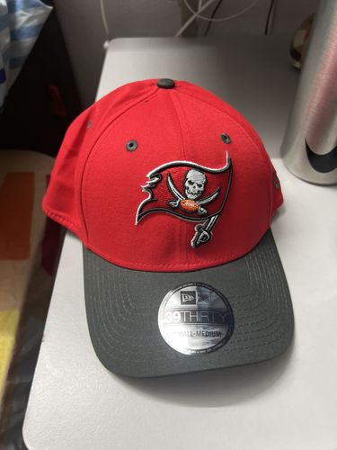 Customer photo review of 39THIRTY Tampa Bay Buccaneers 2 Tone Red Stretch-Fit