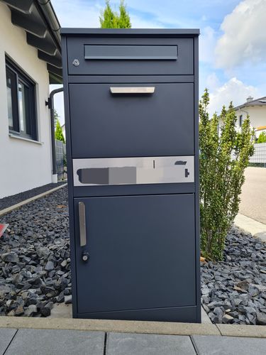 Customer photo review of AlbersDesign Stand-Paketbox PB1 anthrazit (RAL7016) personalisiert mit Edelstahl-Schild