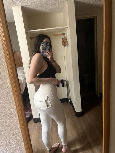 Customer photo review of Ivory Pocket Scrunch Butt Leggings