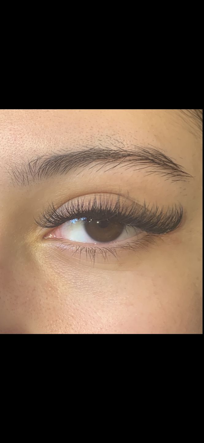 Customer photo review of Favor-5D Wispy Premade Fans