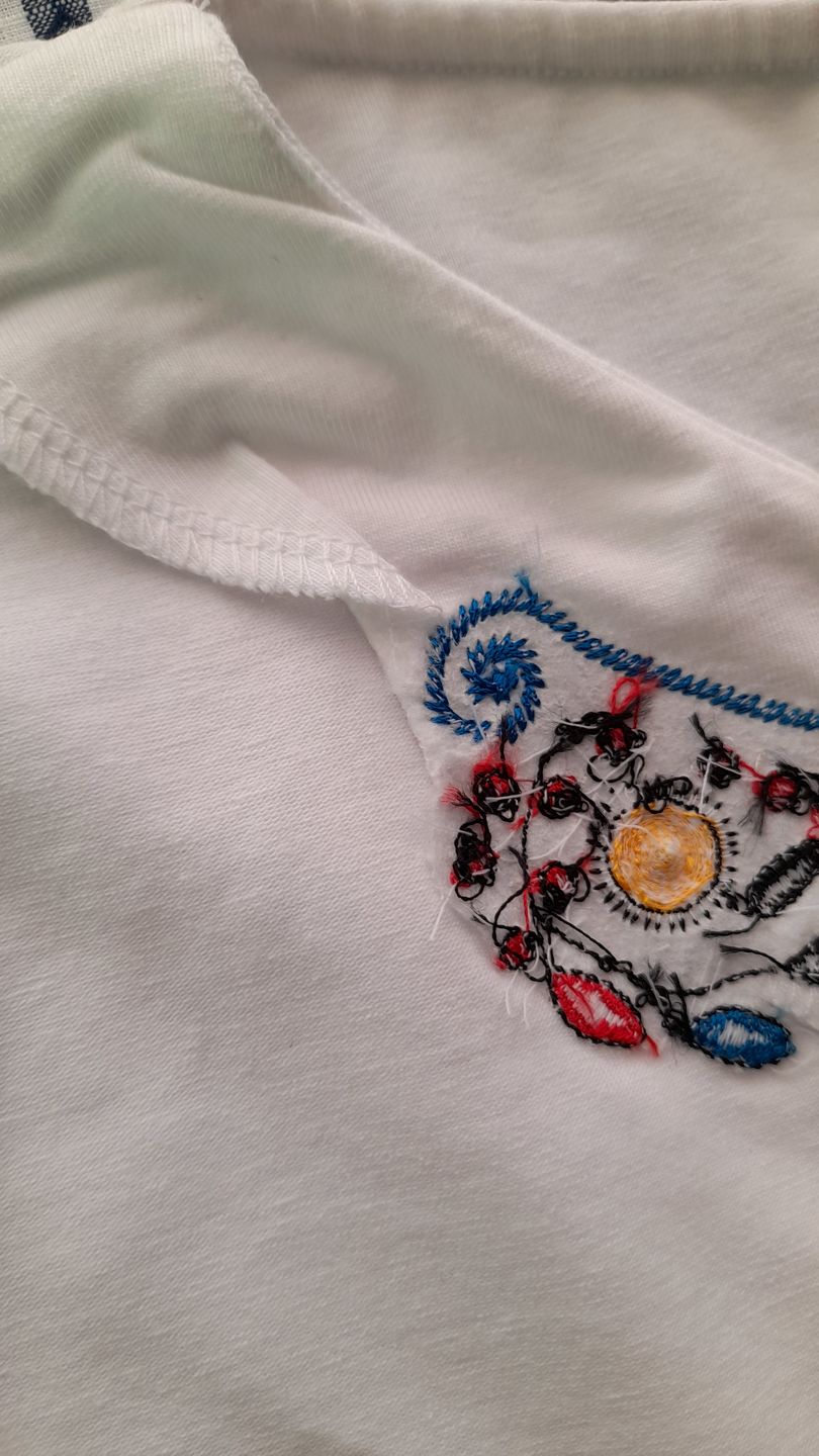 Customer photo review of Дамска тениска с V-деколте бродирана с шевица "Плодородие"