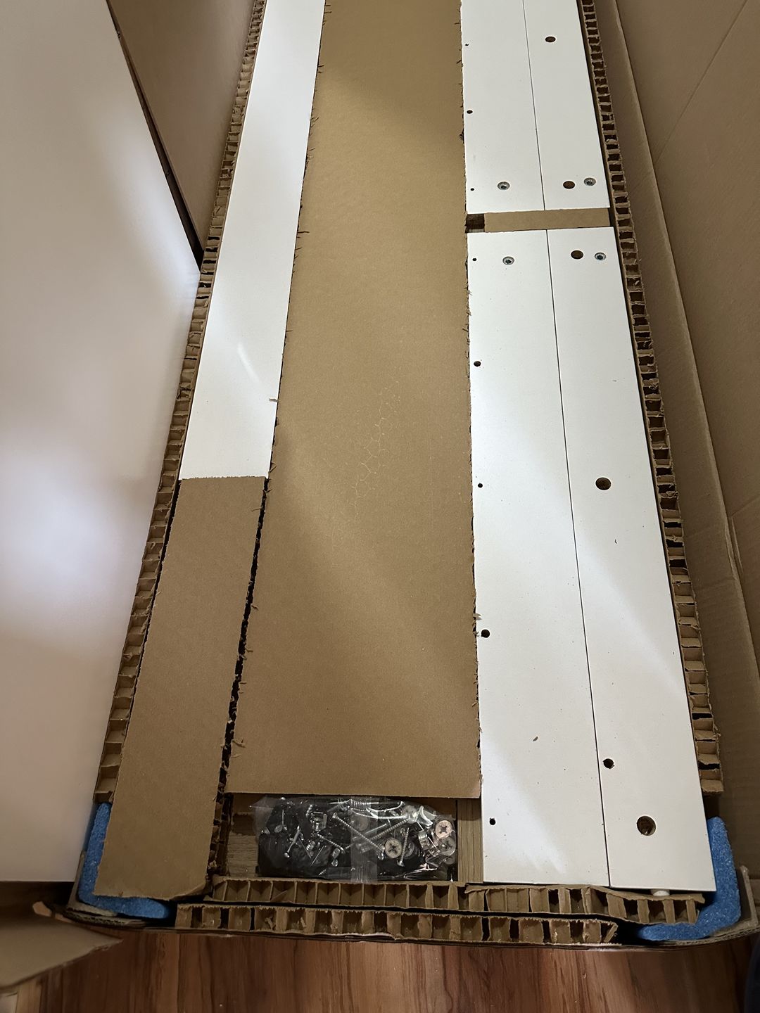 Customer photo review of Rani HA106 Raflı Çalışma Ofis Bilgisayar Masası Sepet Ceviz - Beyaz