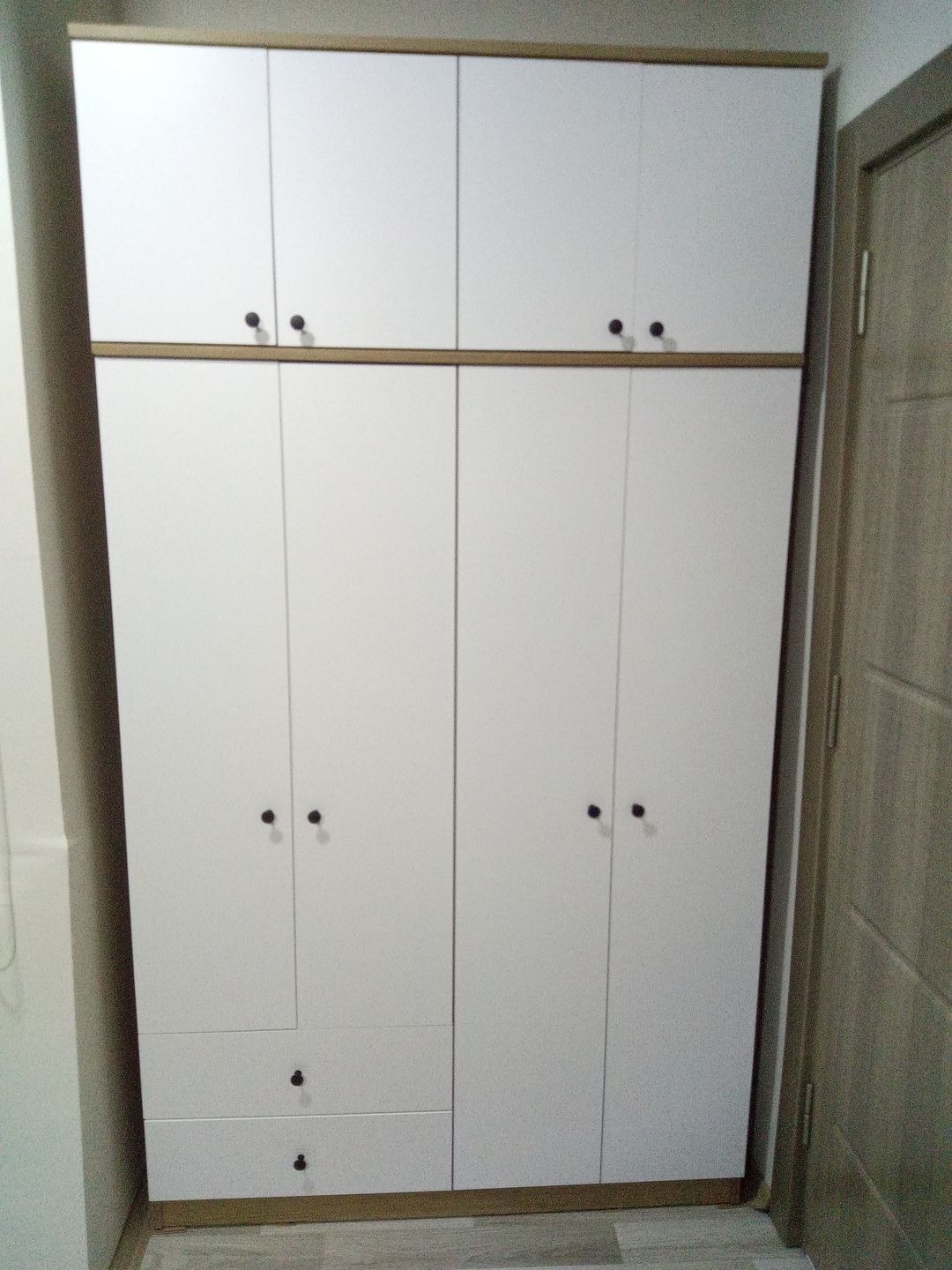 Customer photo review of Rani BA121 Geniş Gardırop Elbise Dolabı 8 Kapaklı 2 Çekmeceli 1 Raflı 2 Askılı Sepet Ceviz - Beyaz