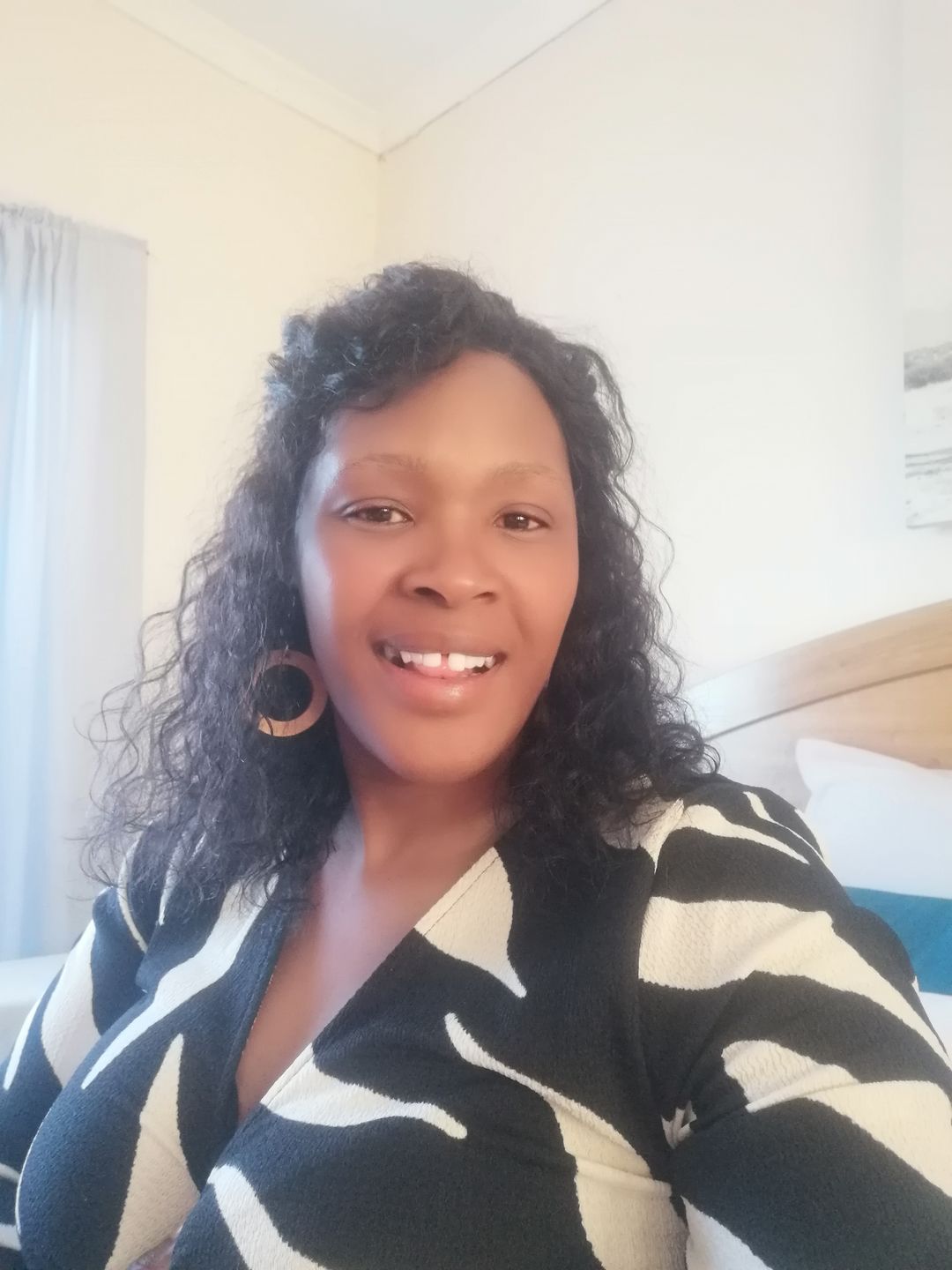 Customer photo review of Effortless Glueless Lace Frontal Curly Bob Wig with Side Part - Made from Human Hair