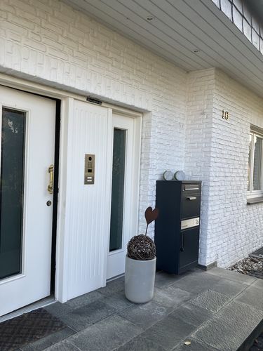 Customer photo review of AlbersDesign Stand-Paketbox PB5 in Anthrazit (RAL7016) personalisiert mit Edelstahl-Schild