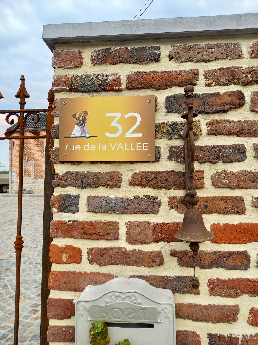 Customer photo review of Chiens curieux et numéro de maison - Plaque de porte personnalisée