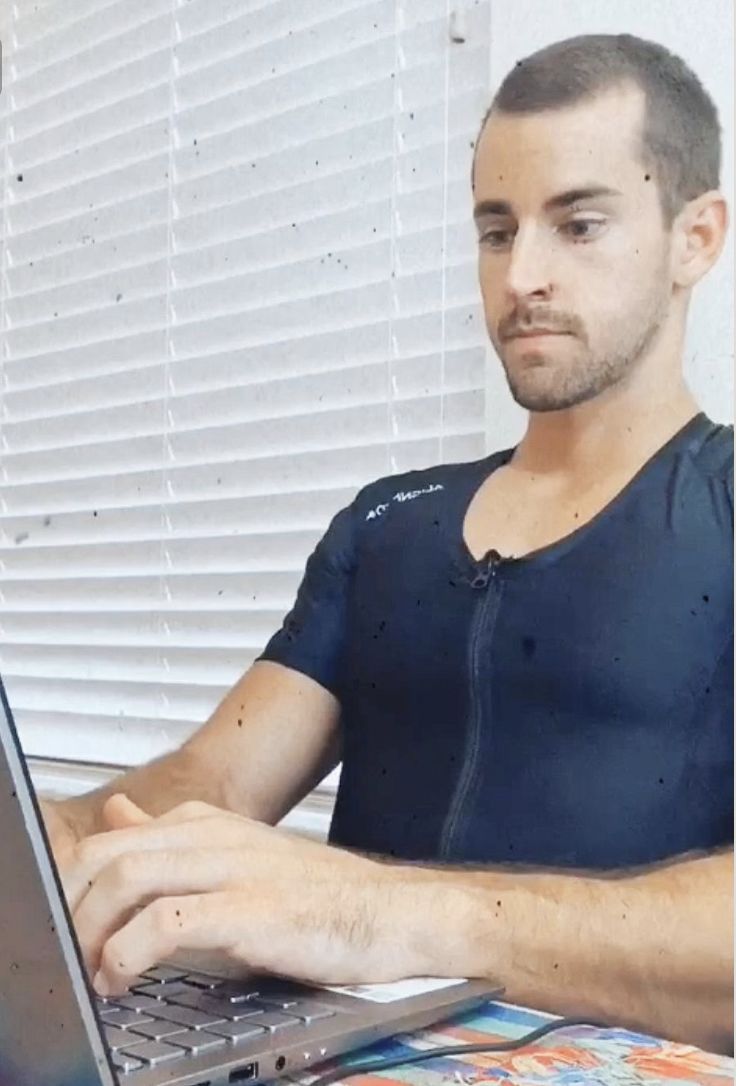 Customer photo review of Camiseta Postural Masculina - Posture Shirt® Com Zipper