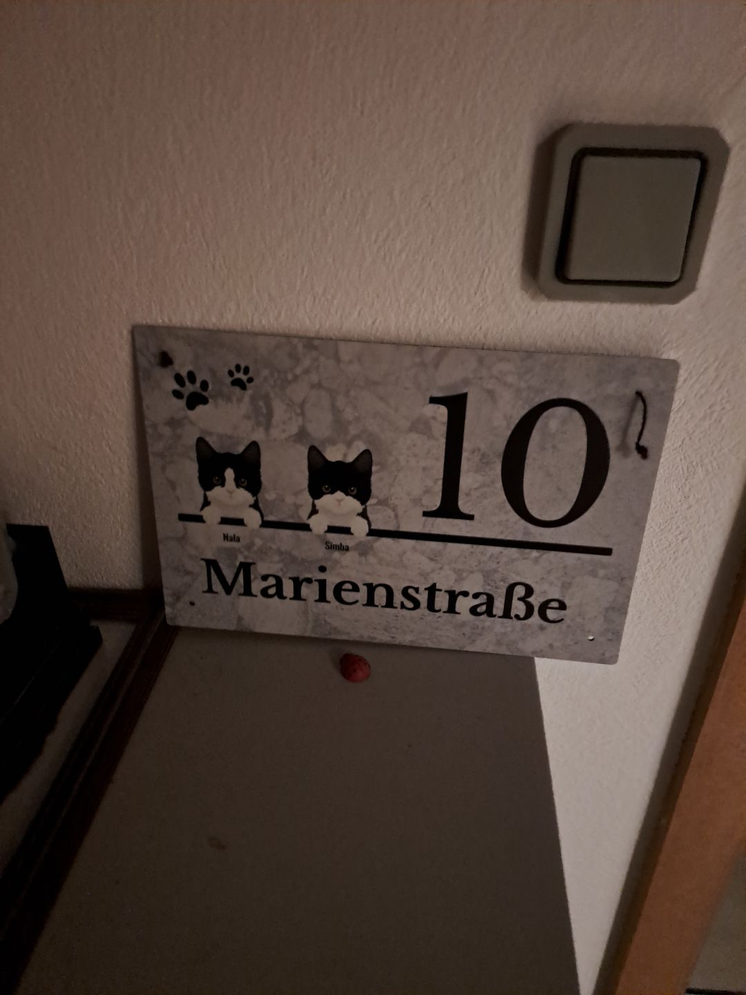 Customer photo review of Hausnummer mit Marmoroptik - Individuelles Türschild
