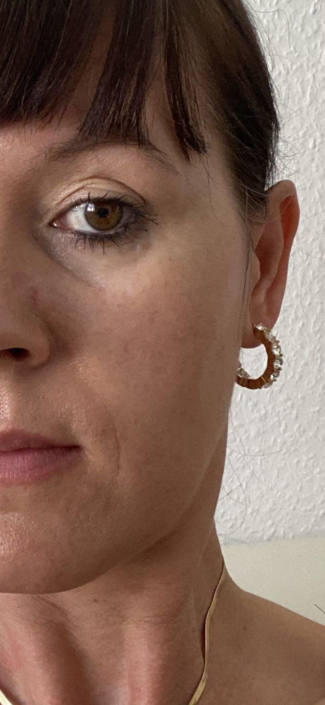 Customer photo review of Bold Pave Huggie Hoop Ohrringe - Small