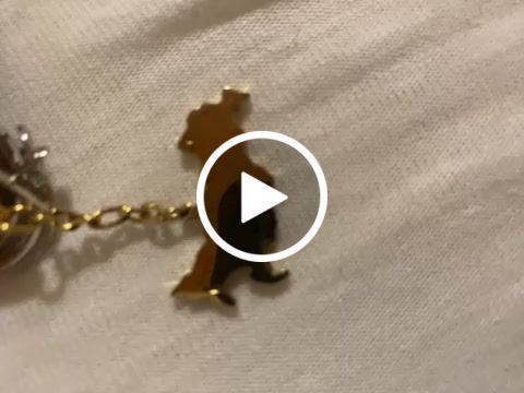 Customer video review of Nations Schlüssel Anhänger | 18K vergoldet