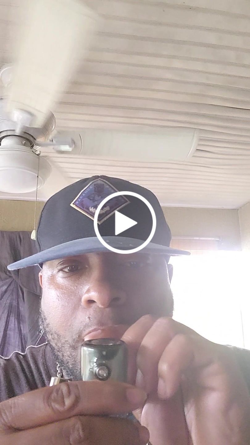 Customer video review of Kickstand Hand Pipe