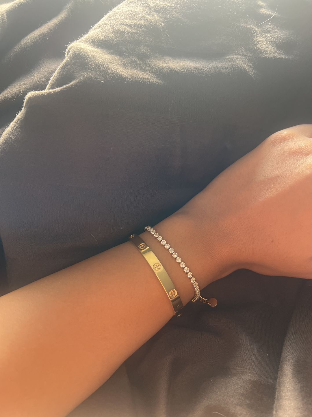 Customer photo review of Crossed Arianna Armreif | 18K vergoldet