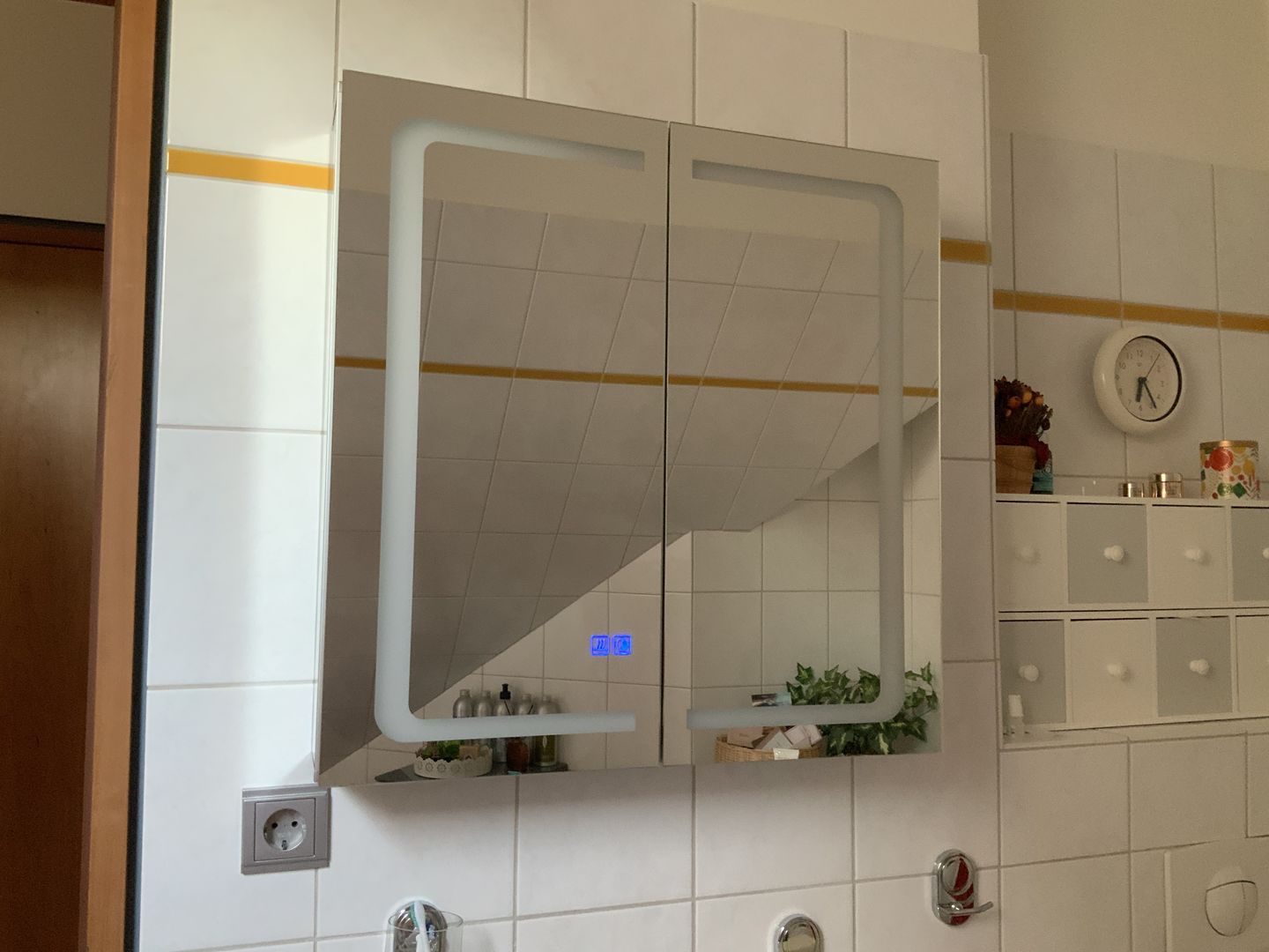 Customer photo review of SONNI Aluminum Spiegelschrank mit Beleuchtung Badezimmer verstellbare Einlegeböden wasserdicht beschlagfrei mit Touchschalter und Steckdose
