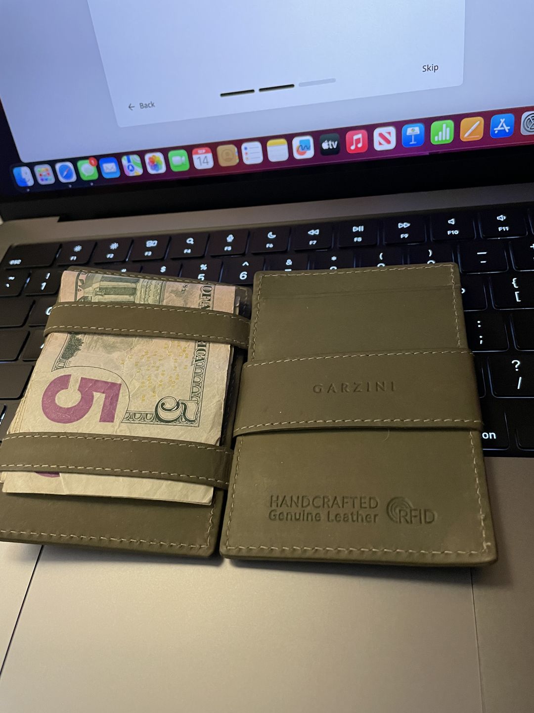 Customer photo review of Essenziale Magic Wallet