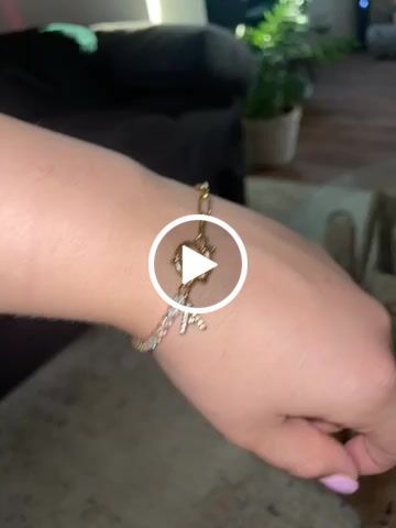 Customer video review of Tennis Letter Armband | 18K vergoldet