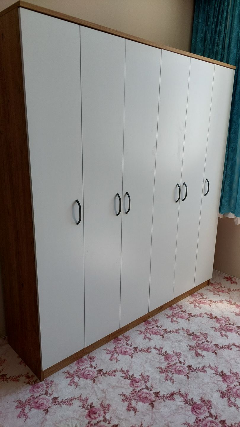 Customer photo review of Rani BA114 Geniş Gardırop Elbise Dolabı 6 Kapaklı 16 Raflı 2 Askılı Sepet Ceviz - Beyaz