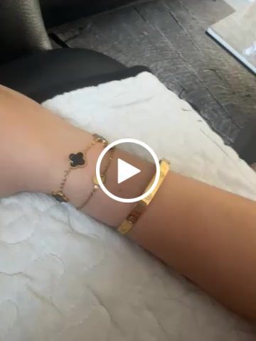 Customer video review of Crossed Arianna Armreif | 18K vergoldet