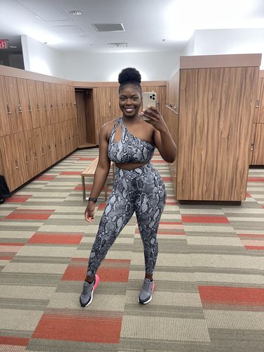 Customer photo review of Grounded V-Cut Scrunch Legging