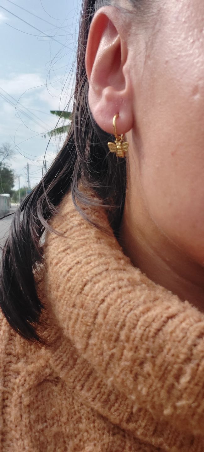 Customer photo review of Aretes Beecuff