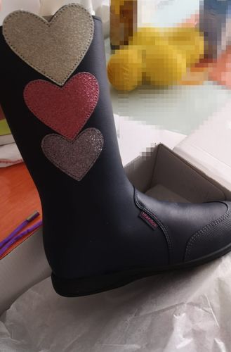 Customer photo review of Bota alta de piel con corazones Titanitos