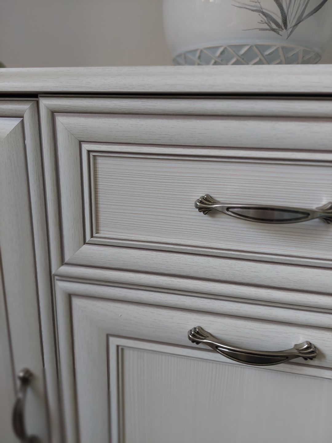 Customer photo review of Comoda cu 3 usi si un sertar Tiffany, alb-crem, pal si mdf, 139x37x90 cm