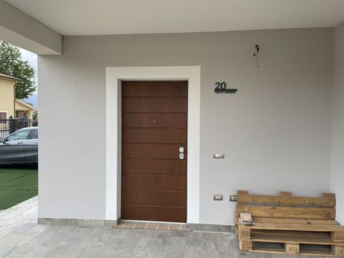 Customer photo review of Numero civico e testo sagomato modello Line 02 Acrilico