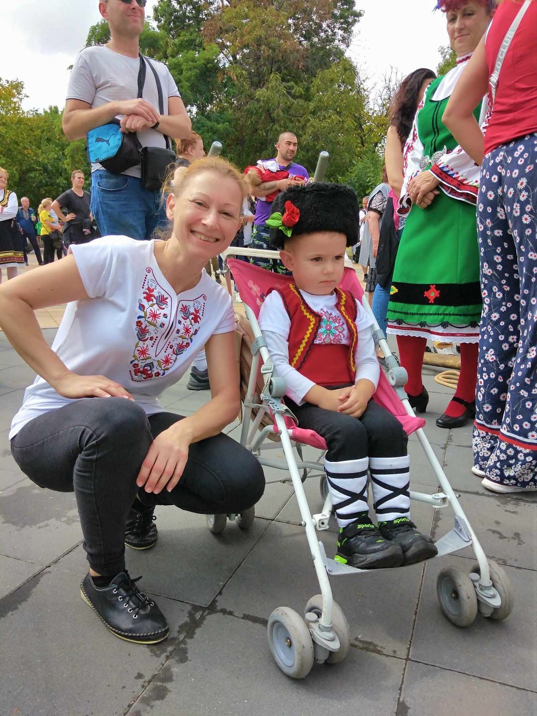 Customer photo review of Дамска тениска с  V образно деколте бродирана със самоковска шевица