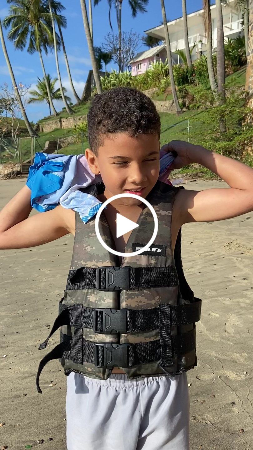 Customer video review of Colete Flutuador Simetria Infantil