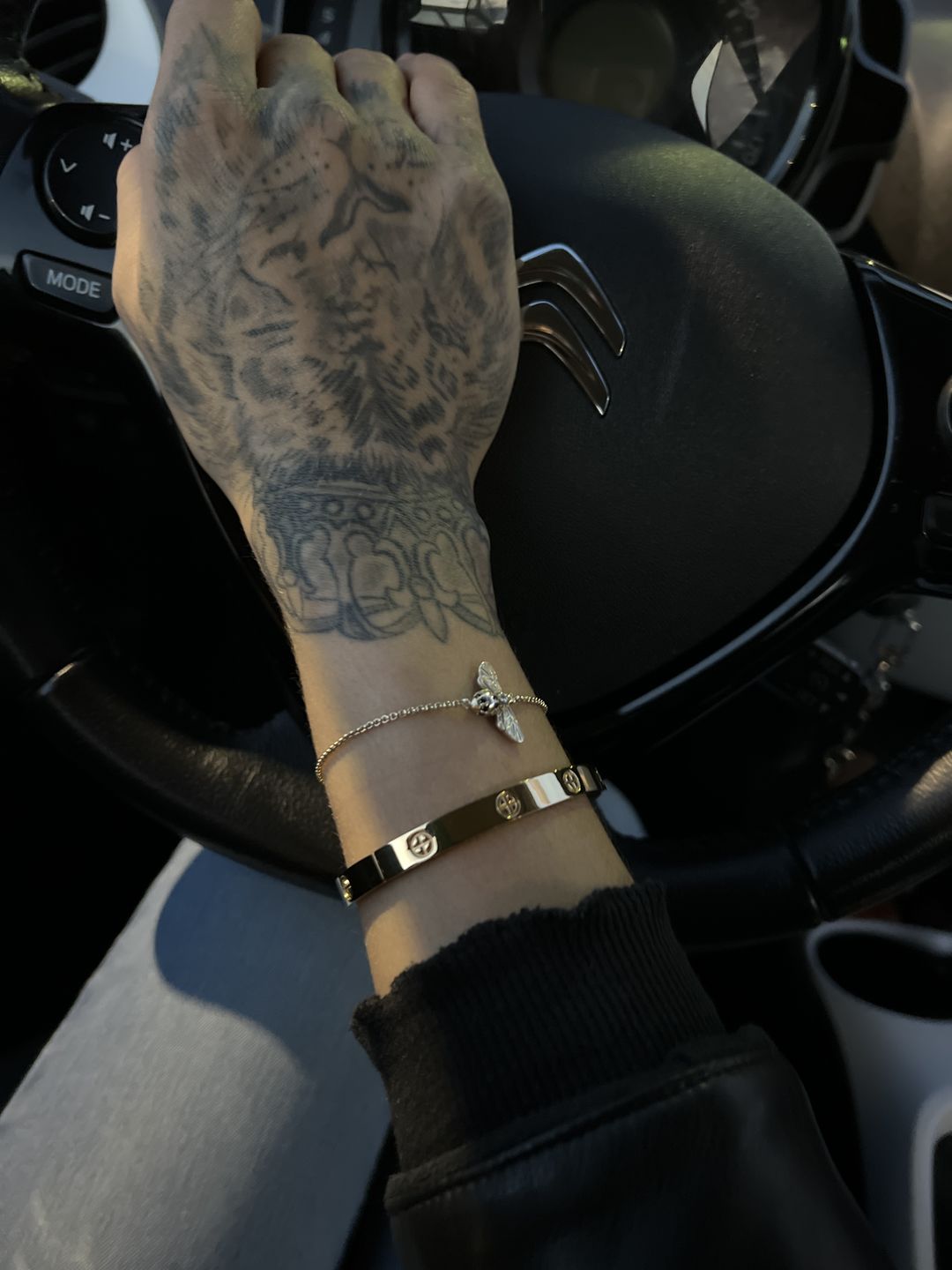 Customer photo review of Crossed Arianna Armreif | 18K vergoldet