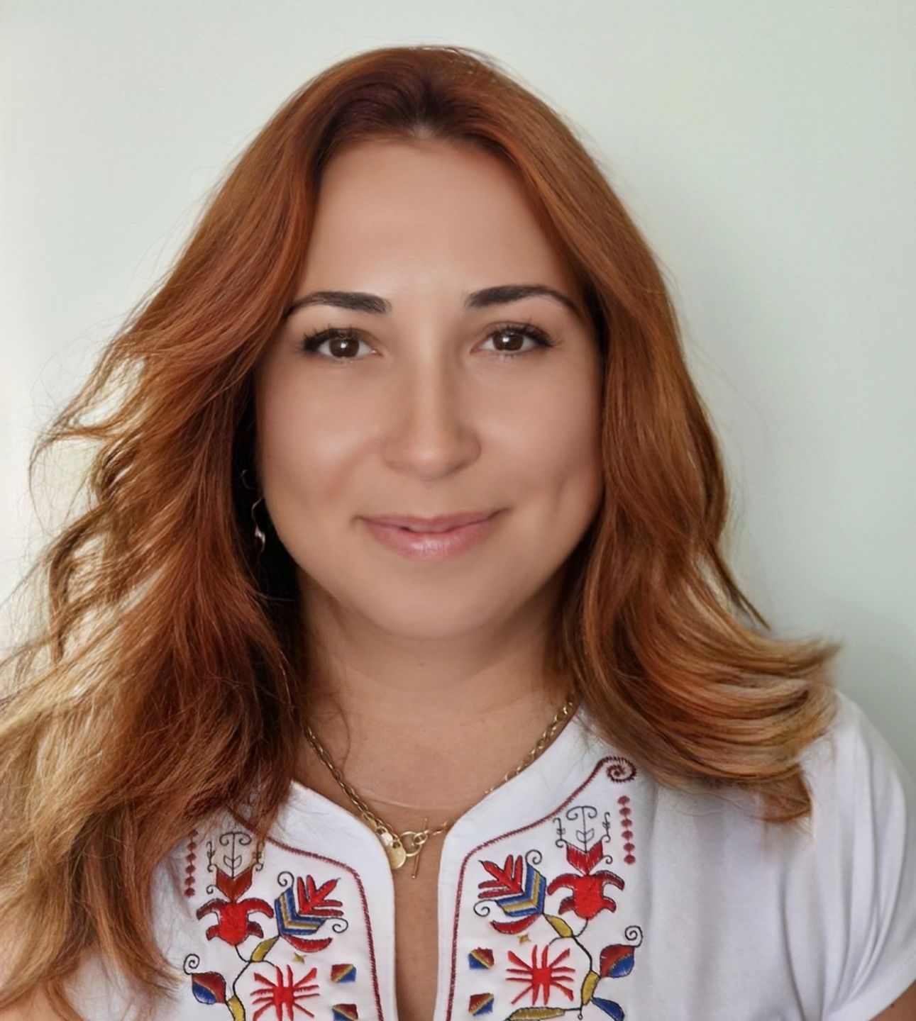 Customer photo review of Дамска тениска с  V образно деколте бродирана със самоковска шевица