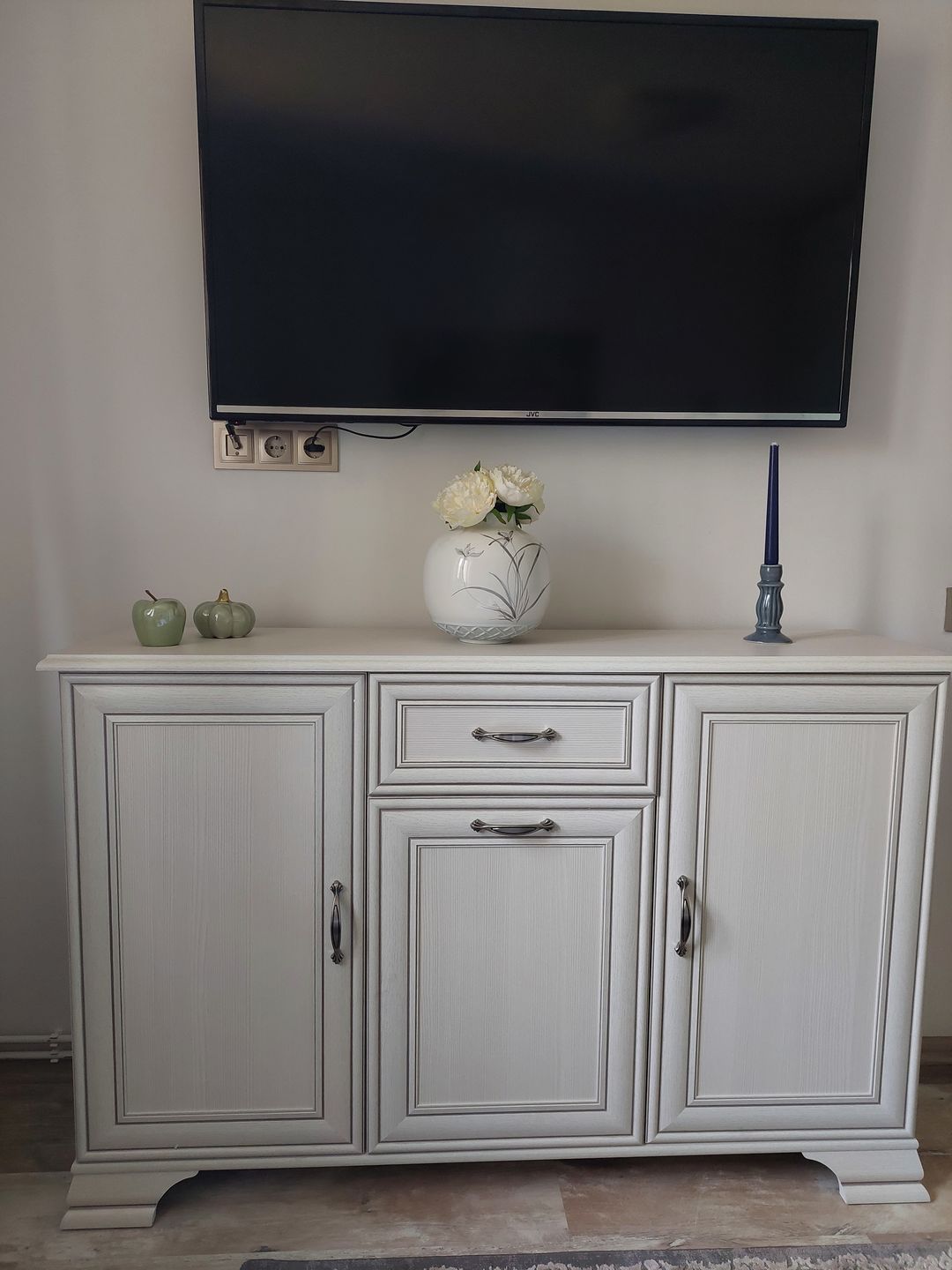 Customer photo review of Comoda cu 3 usi si un sertar Tiffany, alb-crem, pal si mdf, 139x37x90 cm