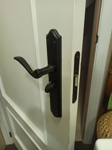 Customer photo review of Manilla modelo '1101' de aluminio con placa en acabado forja negro para puertas