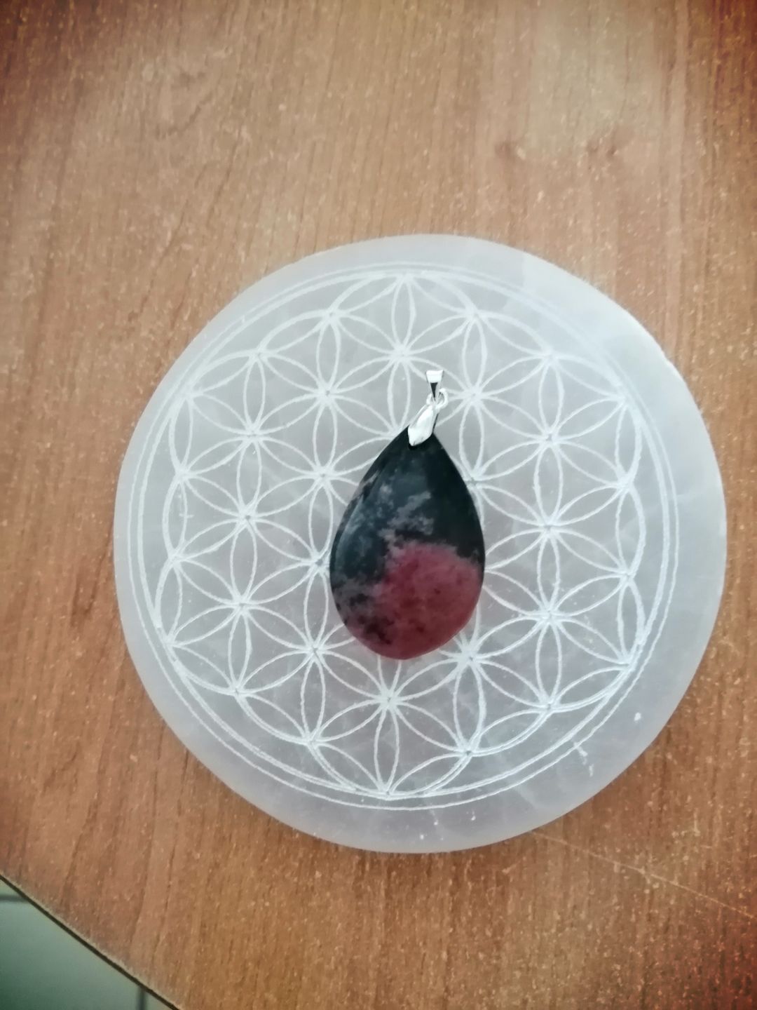 Customer photo review of Rhodonite Pendentif