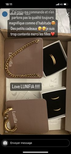 Customer photo review of Les boucles d'oreilles Reine