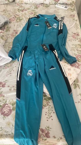 Customer photo review of KIT GIACCA VERDE ACQUA A ZIP + TUTA REAL MADRID 2021