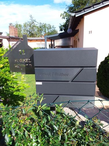 Customer photo review of AlbersDesign Briefkasten B1 Eisenglimmer (DB703) personalisiert mit Edelstahl-Schildern