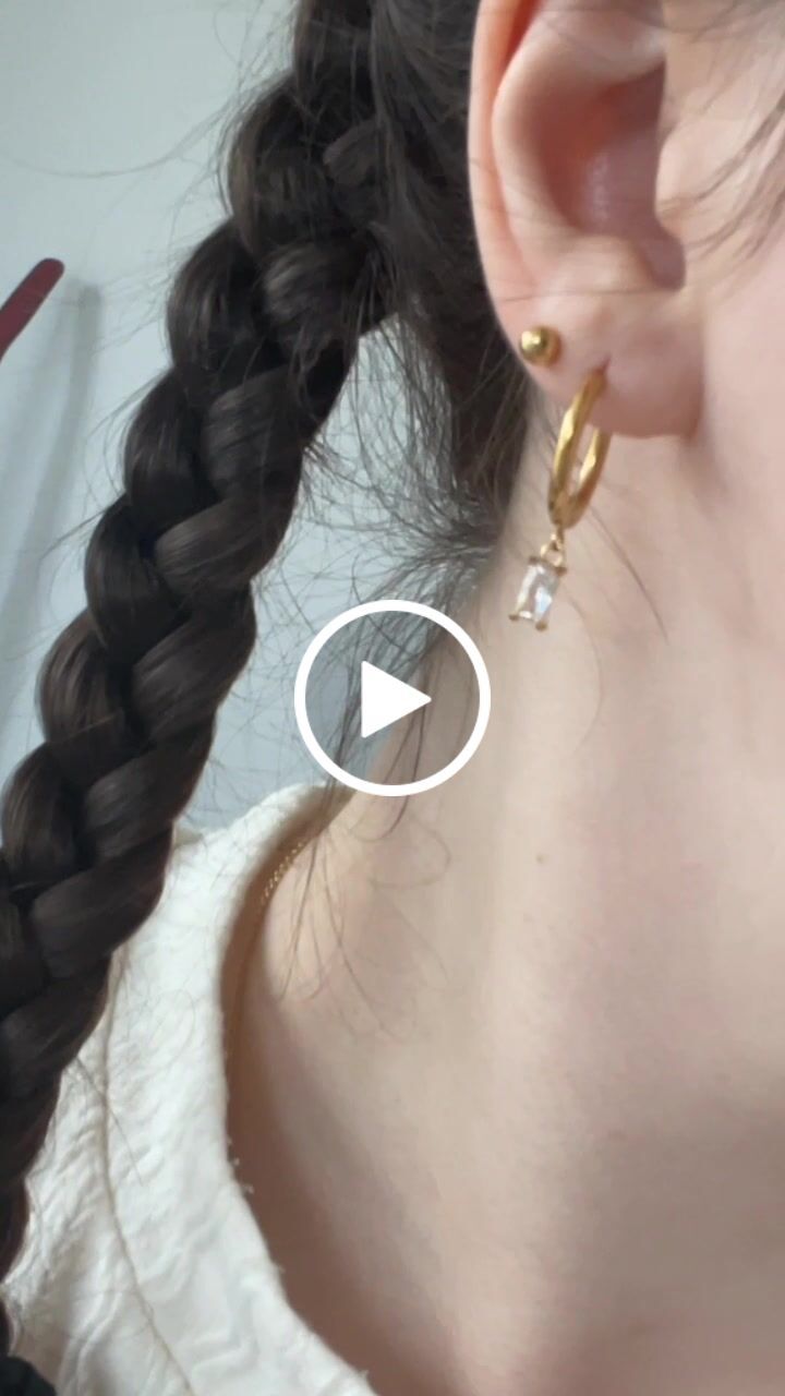 Customer video review of Simple Baguette Ohrringe | 18K vergoldet