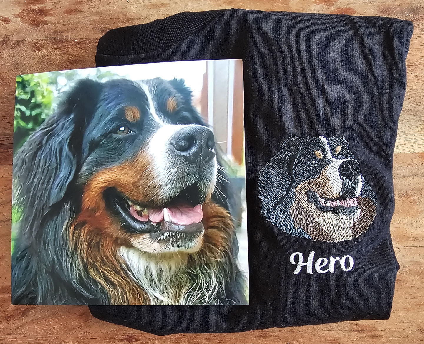 Customer photo review of Personalisiertes gesticktes T-Shirt