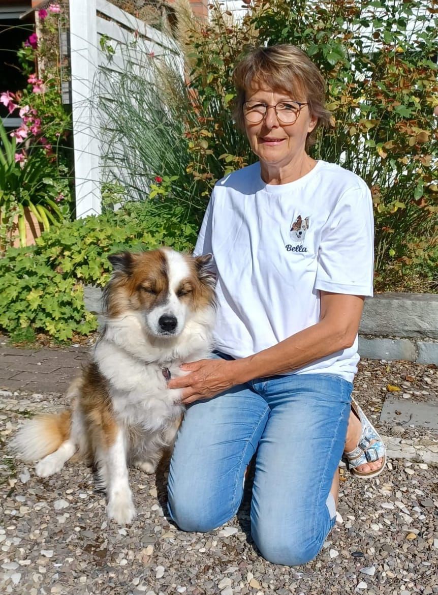 Customer photo review of Personalisiertes gesticktes T-Shirt