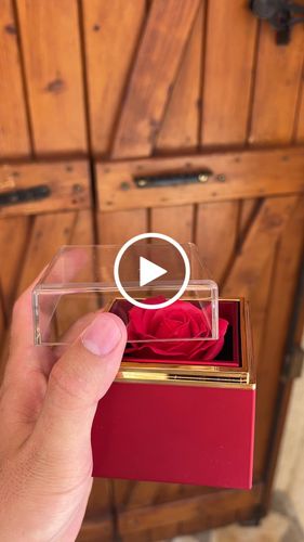 Customer video review of Coffret Rose Éternelle avec Collier Gravé - Pour toi, l'amour de ma vie