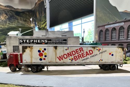 Customer photo review of Athearn ATH72817 HO RTR 53' Wabash Plate Trailer,Wonder Bread#61384
