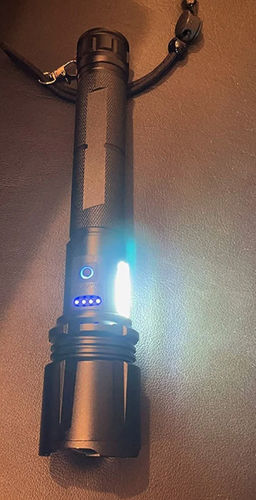 Customer photo review of Super Lanterna Tática Zoom - A Mais Poderosa do Mundo