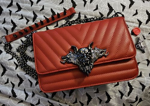 Customer photo review of PRE-ORDER - BRAM STOKER'S DRACULA Gargoyle Sculpture Quilted Crossbody Bag in Blood Red
