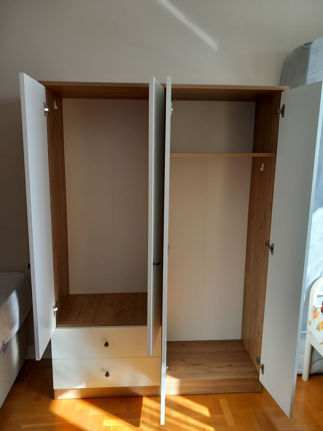 Customer photo review of Rani BA108 Geniş Gardırop Elbise Dolabı 4 Kapaklı 2 Çekmeceli 1 Raflı 2 Askılı Sepet Ceviz - Beyaz