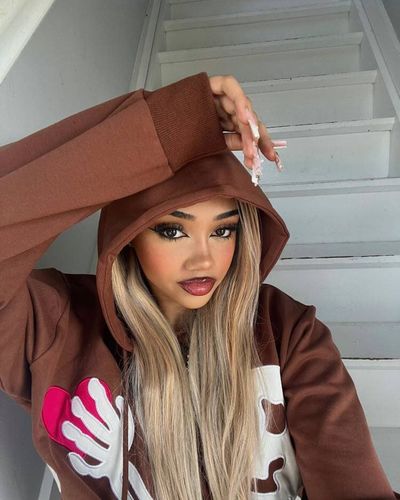 Customer photo review of New Pop P12/613 Light Brown With #613 Highlight Color Glueless Virgin Human Hair Lace Wig